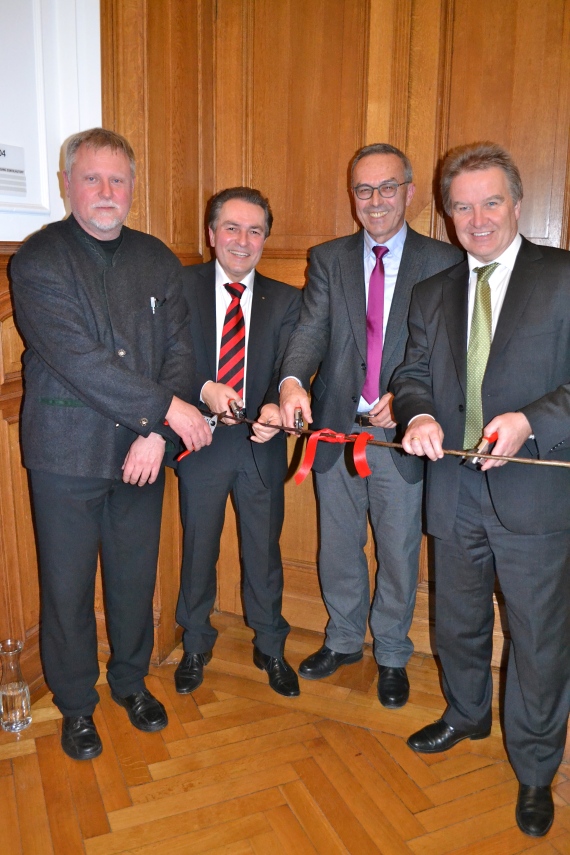 Foto (von rechts nach links): Minister Franz Untersteller, Dr. Günter Bäder, Claus-Peter Hutter und Rolf Heinzelmann